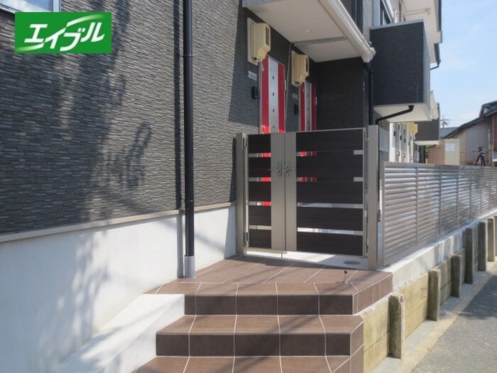 物件外観写真2　(エントランス部分)