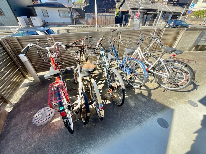 物件外観写真5　(駐輪場)