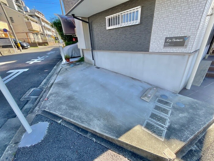 物件外観写真6　(駐車場)