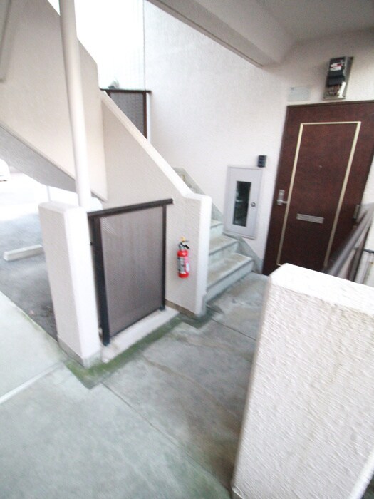 物件外観写真2　(エントランス部分)