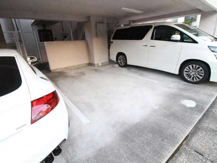 物件外観写真3　(駐車場)