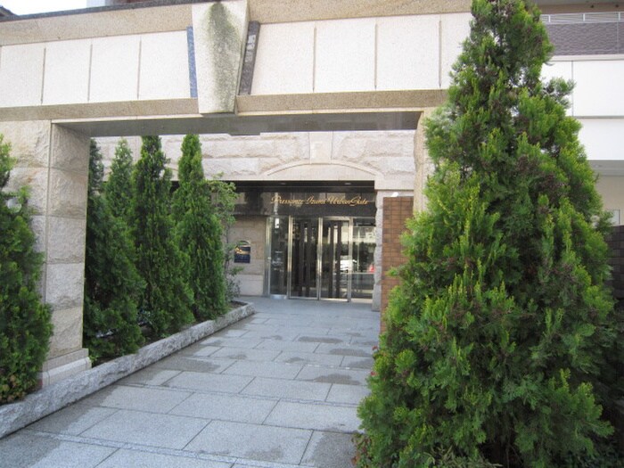 物件外観写真3　(エントランス部分)