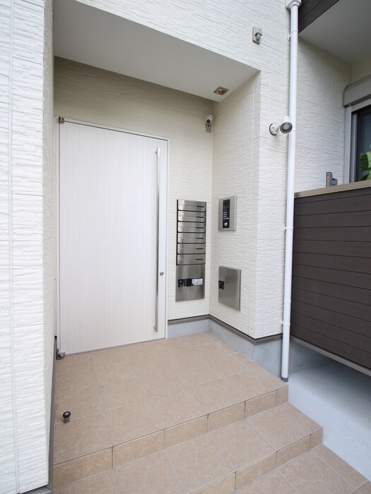 物件外観写真2　(エントランス部分)