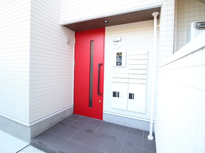 物件外観写真2　(エントランス部分)