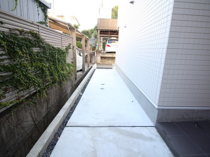 物件外観写真4　(エントランス部分)