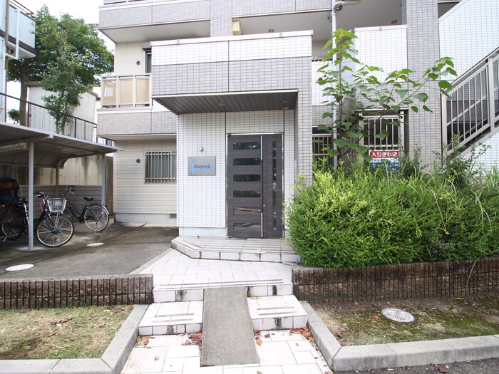 物件外観写真2　(エントランス部分)