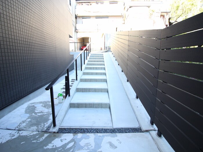 物件外観写真6　(エントランス部分)