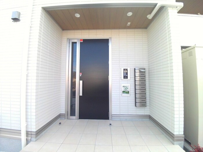 物件外観写真3　(エントランス部分)