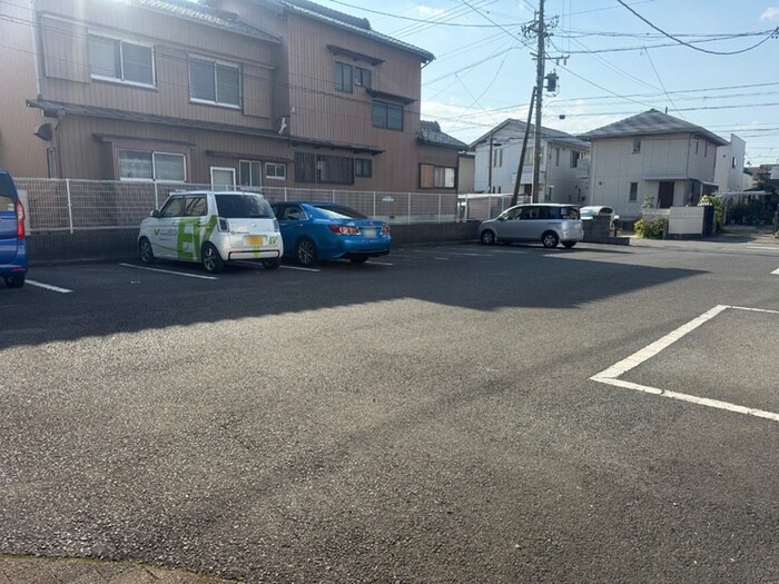 物件外観写真5　(駐車場)