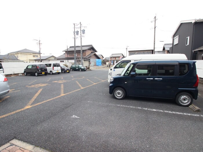 物件外観写真5　(駐車場)