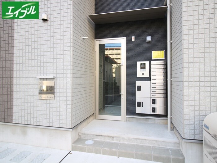 物件外観写真2　(エントランス部分)