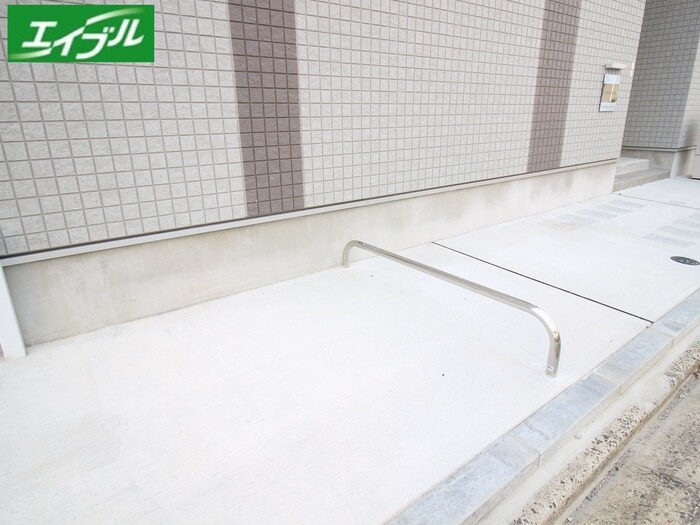 物件外観写真3　(駐輪場)