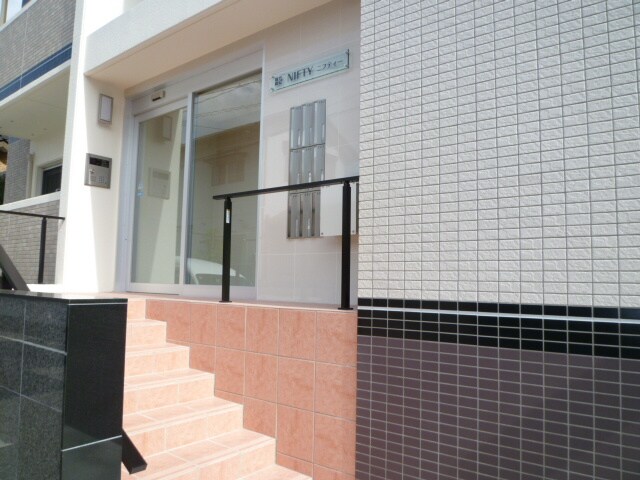 物件外観写真3　(エントランス部分)