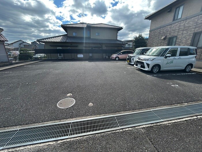 物件外観写真4　(駐車場)