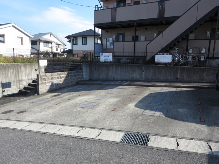 物件外観写真2　(駐車場)