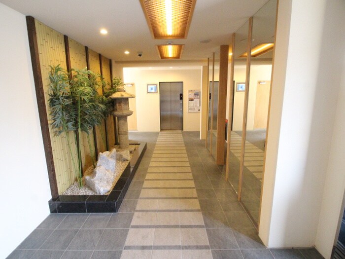 物件外観写真2　(エントランス部分)