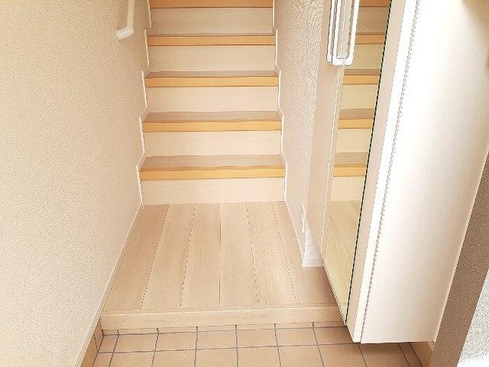 物件内観写真12　(玄関)