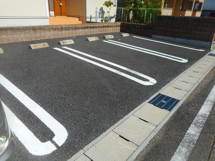 物件外観写真3　(駐車場)