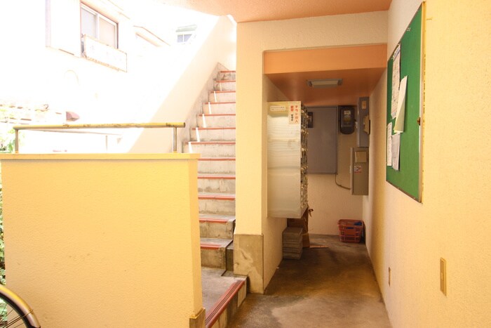 物件外観写真3　(エントランス部分)