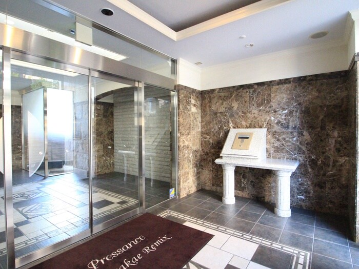 物件外観写真2　(エントランス部分)