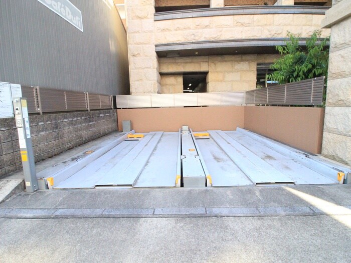 物件外観写真4　(駐車場)