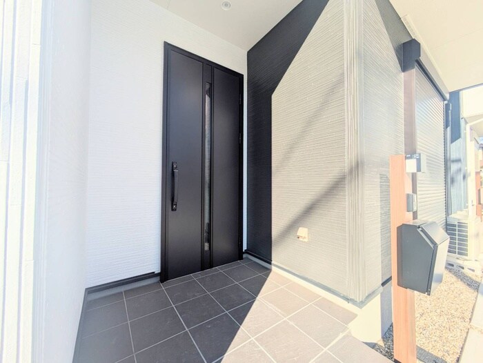 物件外観写真6　(エントランス部分)