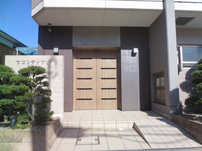 物件外観写真2　(エントランス部分)
