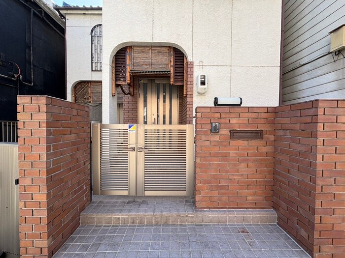 物件外観写真4　(エントランス部分)