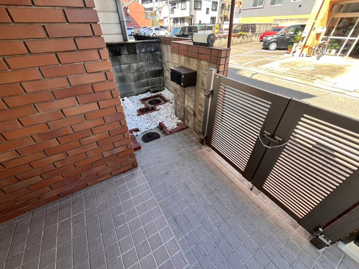 物件外観写真6　(エントランス部分)