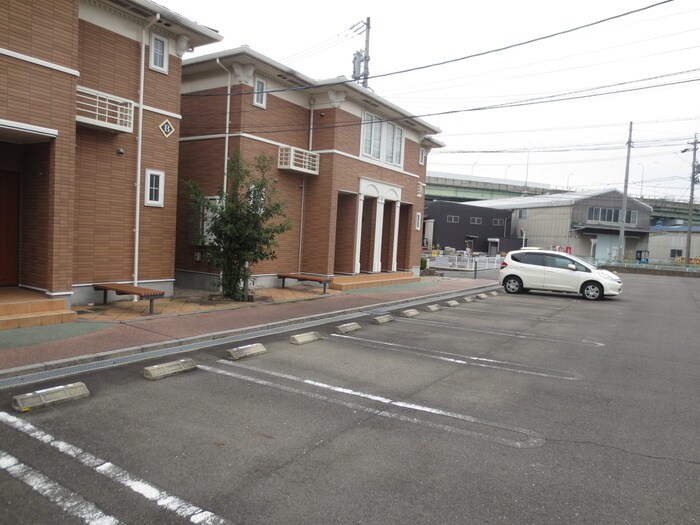 物件外観写真4　(駐車場)