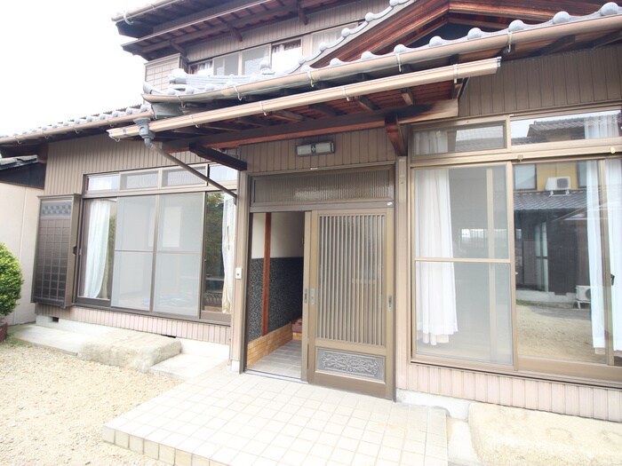 物件外観写真2　(エントランス部分)