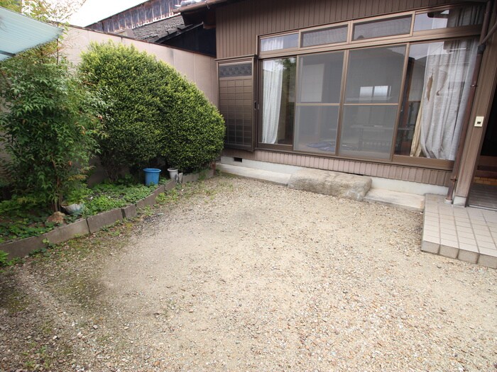 物件外観写真3　(駐車場)