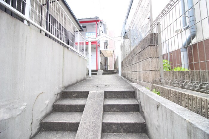 物件外観写真4　(エントランス部分)