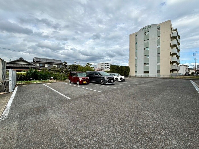物件外観写真4　(駐車場)