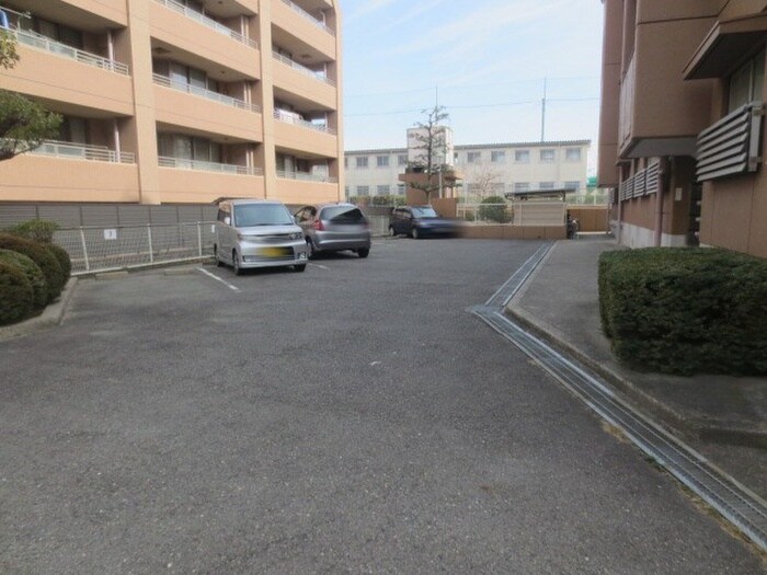物件外観写真3　(駐車場)