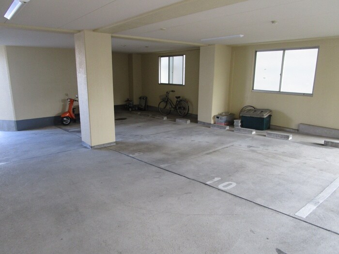 物件外観写真6　(駐車場)