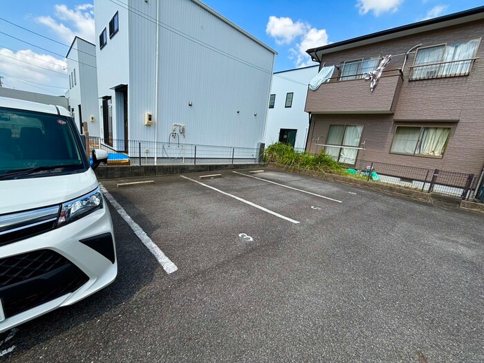 物件外観写真3　(駐車場)