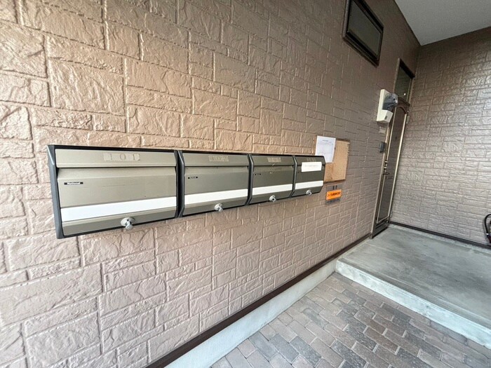 物件外観写真5　(エントランス部分)