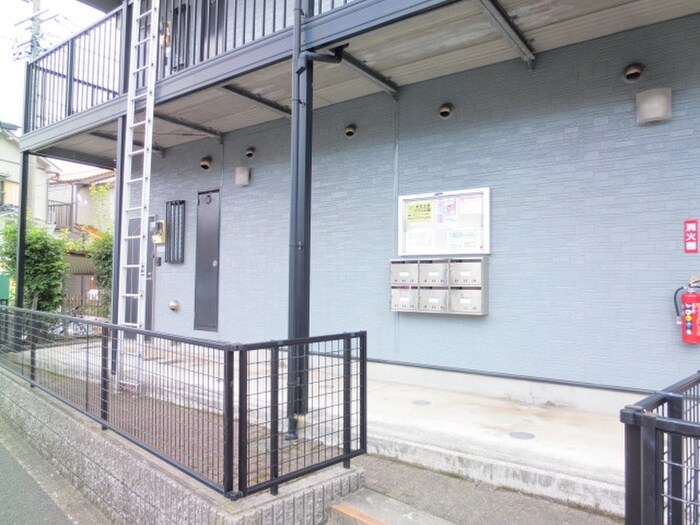 物件外観写真3　(エントランス部分)