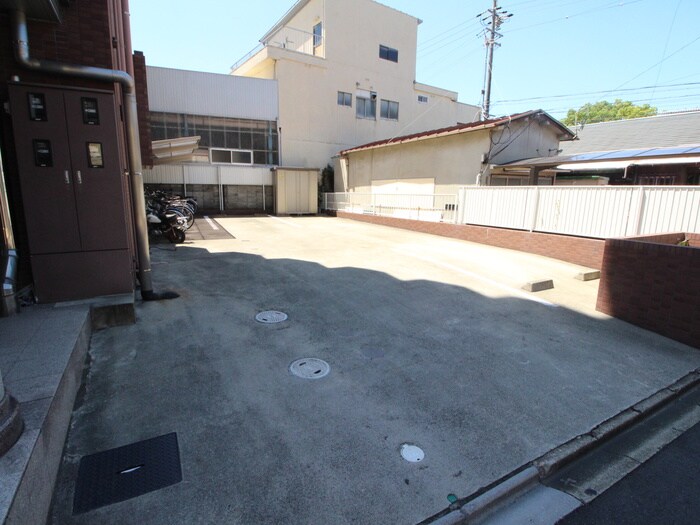 物件外観写真5　(駐車場)