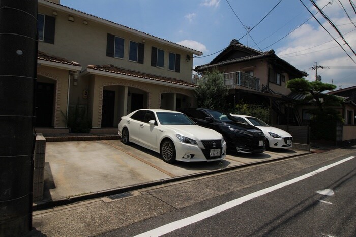 物件外観写真3　(駐車場)