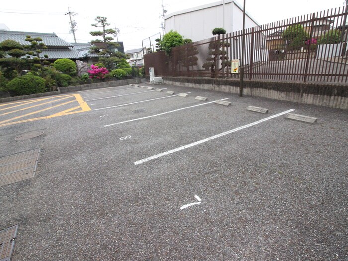 物件外観写真3　(駐車場)
