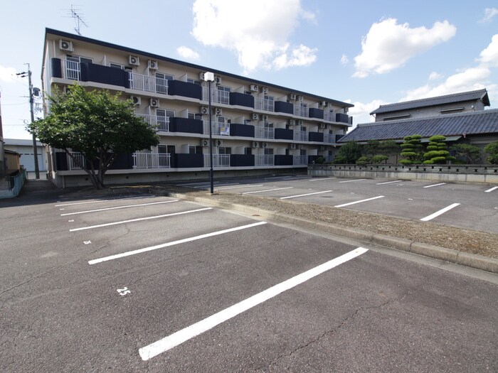 物件外観写真3　(駐車場)