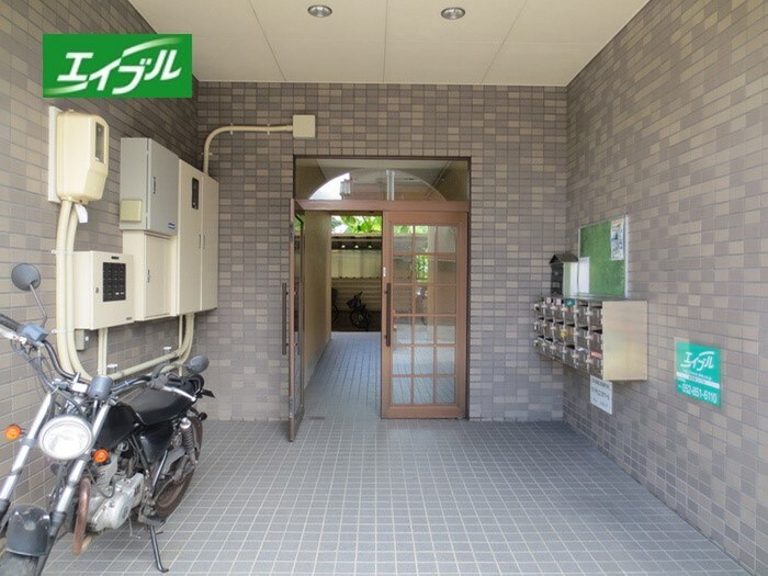 物件外観写真2　(エントランス部分)