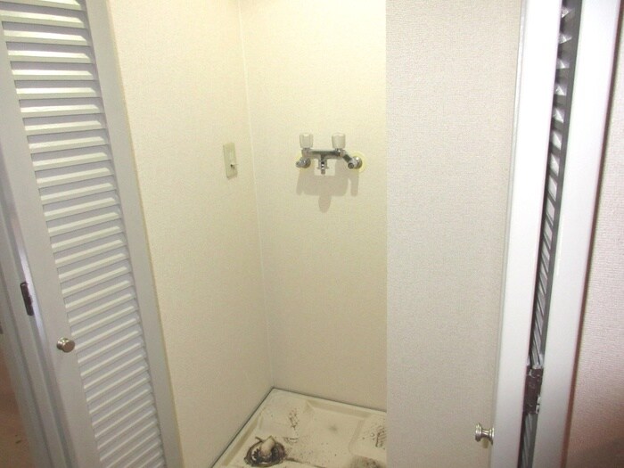 物件内観写真13　(洗濯機置場)