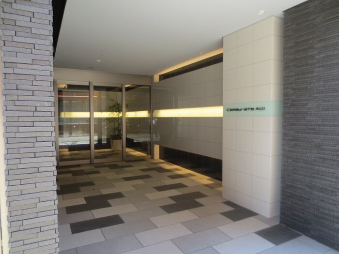 物件外観写真2　(エントランス部分)