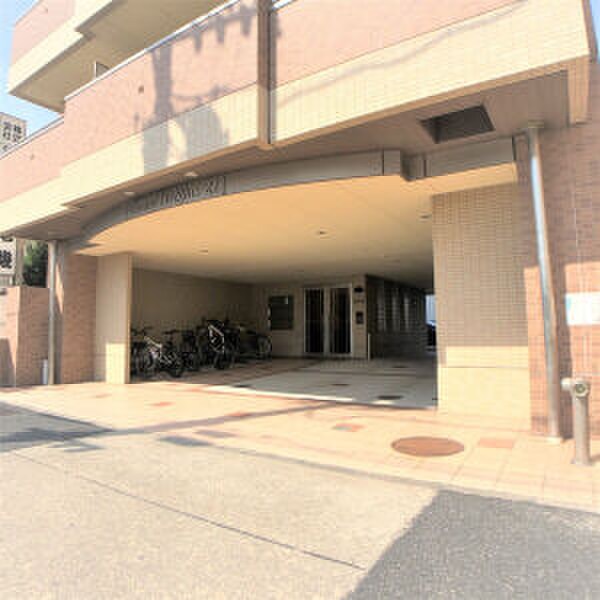 物件外観写真2　(エントランス部分)