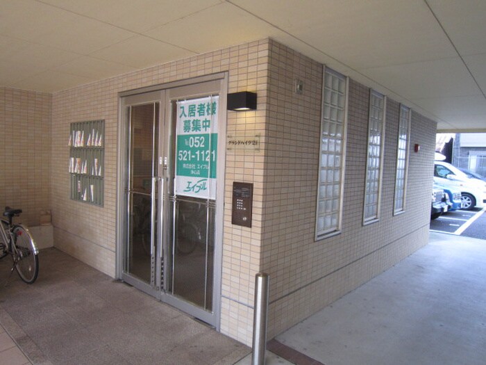 物件外観写真5　(エントランス部分)