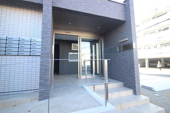 物件外観写真3　(エントランス部分)