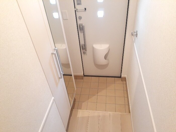 物件内観写真5　(玄関)